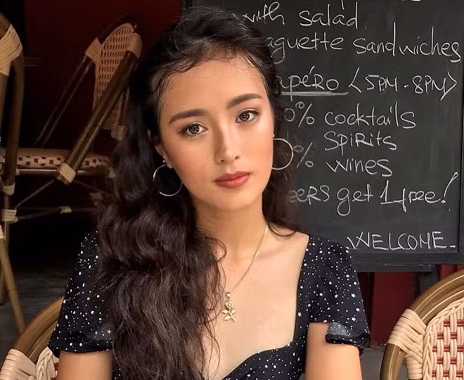 Jade Thu Hà Forget (sinh năm 2001) mang trong mình 2 dòng máu Việt - Pháp, thành thạo 4 thứ tiếng Pháp, Anh, Trung, Việt. 10X được nhiều người biết đến khi liên tục xuất hiện trên các diễn đàn trai xinh gái đẹp trên mạng xã hội. Hiện trang cá nhân của cô có gần 10.000 lượt theo dõi.