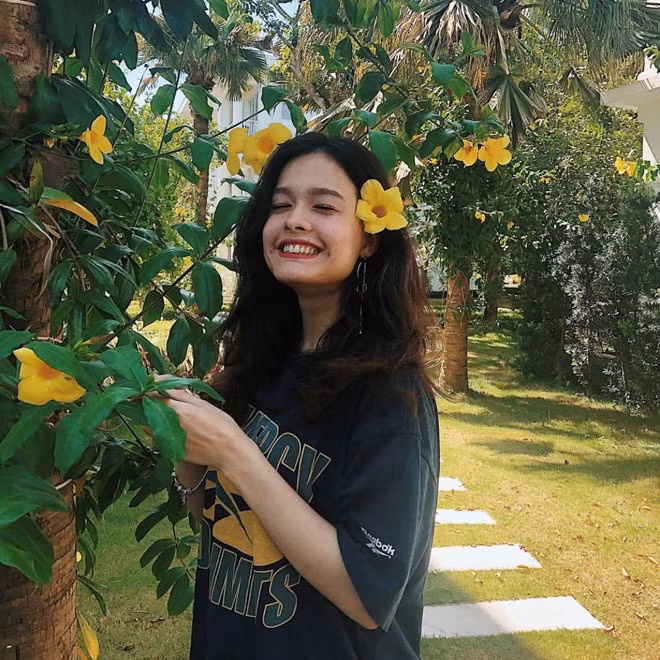 Năm 2017, Linh nhận được học bổng của ĐH công lập McGill (Montreal, Canada) và đang theo học ngành Quản trị quốc tế. Ngôi trường này được coi là Havard của xứ sở lá phong, xếp thứ 30 thế giới năm 2016-2017 theo bảng xếp hạng ĐH thế giới Quacquarelli Symonds. 