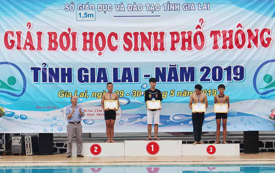  Ban tổ chức trao giải cho các cá nhân đạt thành tích cao. Ảnh: N.G