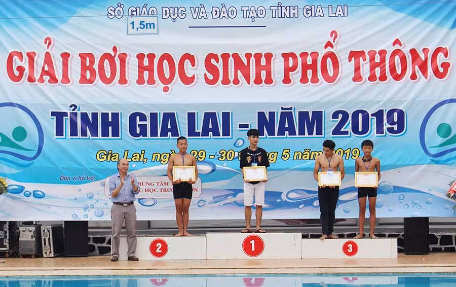  Ban tổ chức trao giải cho các cá nhân đạt thành tích cao. Ảnh: N.G