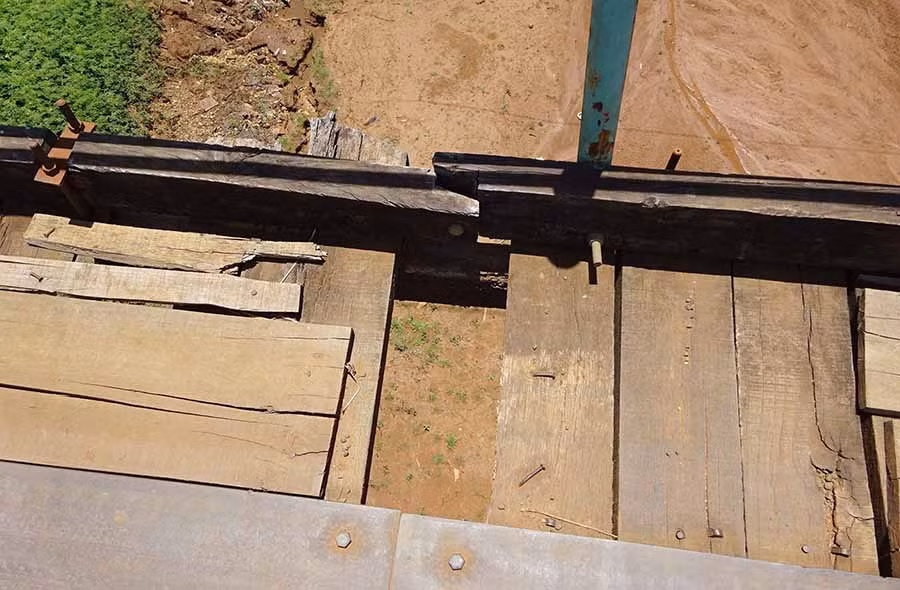 Mặt cầu bị thủng nên người dân rất sợ khi đi qua đây. 