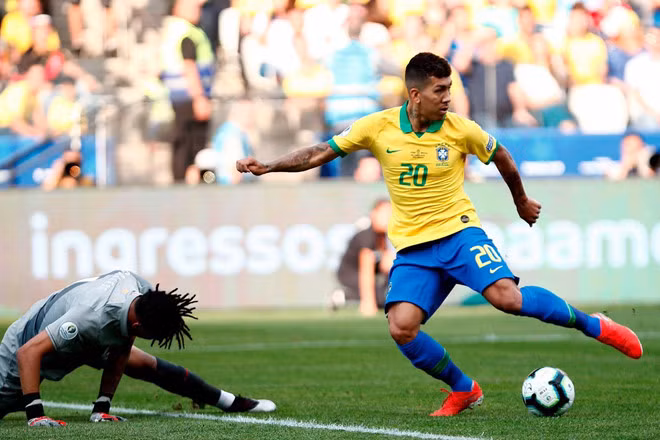  Firmino ghi bàn sau sai lầm của thủ môn Peru. Ảnh: Getty.