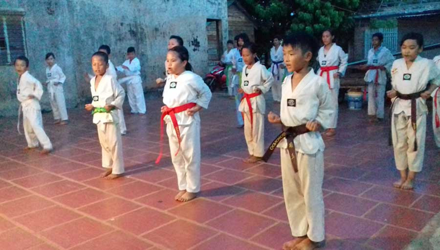 Các võ sinh tham gia tập luyện môn taekwondo tại xã Ia Dom (huyện Đức Cơ). Ảnh: V.M.T