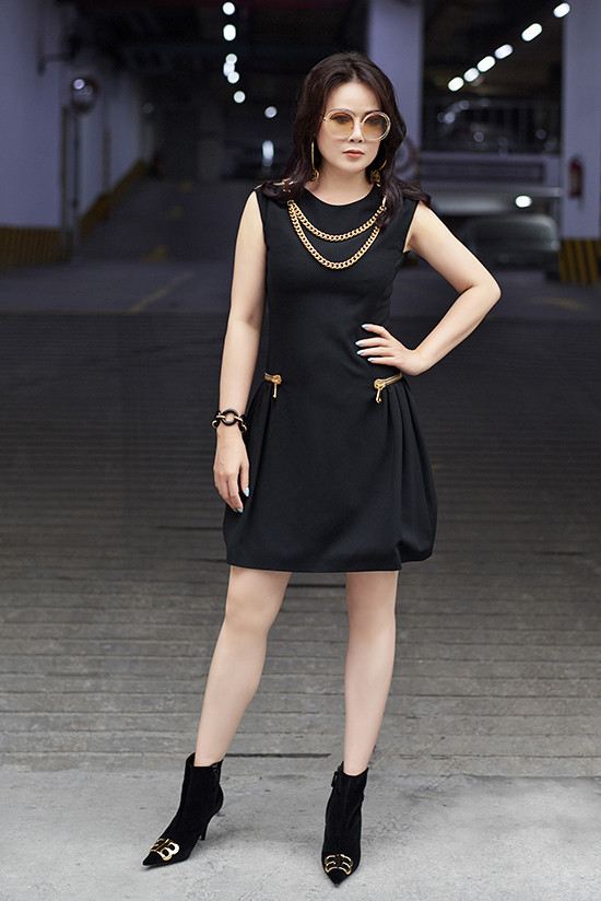 Khi diện trang phục đơn sắc, các món phụ kiện sang chảnh lại được mix-match để tạo điểm nhấn.