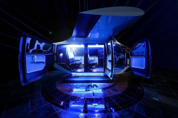 Chiếc ghế giống như ghế xe hơi hơn là trực thăng truyền thống. 