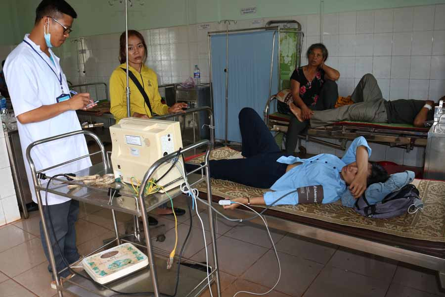 Em Thay đang được điều trị tại Trung tâm Y tế huyện Đak Đoa. Ảnh: Chí Hào Em Thay đang được điều trị tại Trung tâm Y tế huyện Đak Đoa. Ảnh: Chí Hào