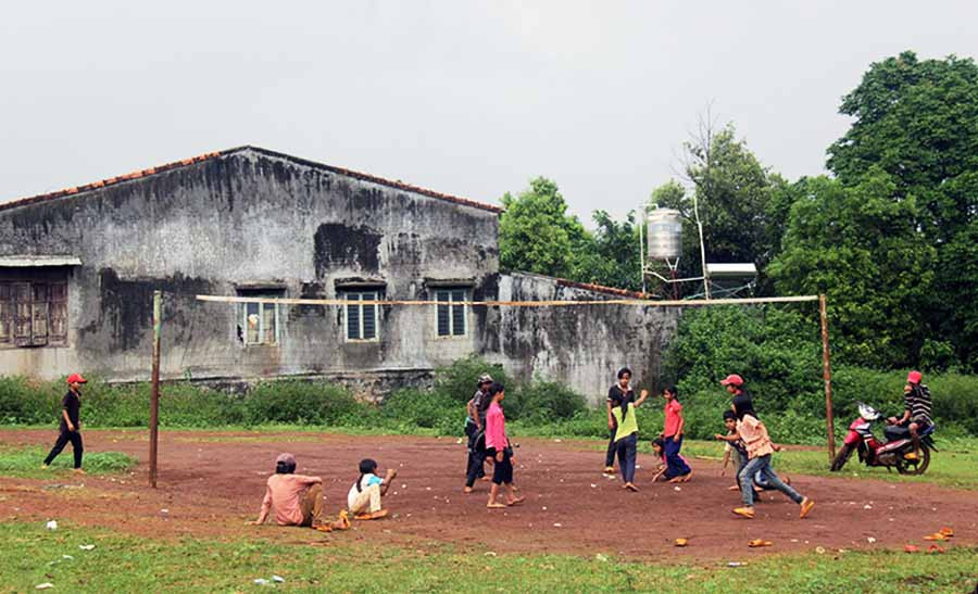  Trẻ em vui chơi tại khu đất trống của làng Út 1 (xã Ia Hrung, huyện Ia Grai). Ảnh: N.T