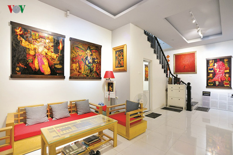 Không gian tầng một trống xuyên suốt là phòng khách và cũng là nơi treo những bức tranh khổ lớn đẹp nhất. Màu tường trắng làm nổi bật các bức tranh có gam màu nóng. Hệ thống chiếu sáng cũng được bố trí hợp lý để nổi bật các tác phẩm nghệ thuật. Không gian tầng một trống xuyên suốt là phòng khách và cũng là nơi treo những bức tranh khổ lớn đẹp nhất. Màu tường trắng làm nổi bật các bức tranh có gam màu nóng. Hệ thống chiếu sáng cũng được bố trí hợp lý để nổi bật các tác phẩm nghệ thuật.