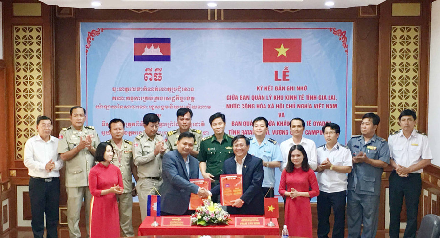 Lễ Ký kết Bản ghi nhớ giữa Ban Quản lý Khu Kinh tế tỉnh Gia Lai và Ban Quản lý Cửa khẩu Quốc tế Oyadav. Ảnh: Hà Duy