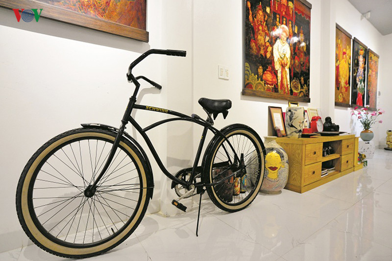 Chủ nhân mới của ngôi nhà là một người yêu và sưu tầm nhiều tác phẩm hội họa và nghệ thuật, nên khi cải tạo, anh đã chủ đích biến không gian ở của mình thành một gallery nghệ thuật. Các bức tường là chỗ của những bức tranh, và trên những giá kệ là nhiều đồ mỹ nghệ được trưng bày. Chủ nhân mới của ngôi nhà là một người yêu và sưu tầm nhiều tác phẩm hội họa và nghệ thuật, nên khi cải tạo, anh đã chủ đích biến không gian ở của mình thành một gallery nghệ thuật. Các bức tường là chỗ của những bức tranh, và trên những giá kệ là nhiều đồ mỹ nghệ được trưng bày.