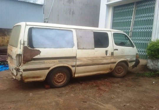 Chiếc xe tang vật chở 9 hộp gỗ lậu - Ảnh CTV Chiếc xe tang vật chở 9 hộp gỗ lậu - Ảnh CTV