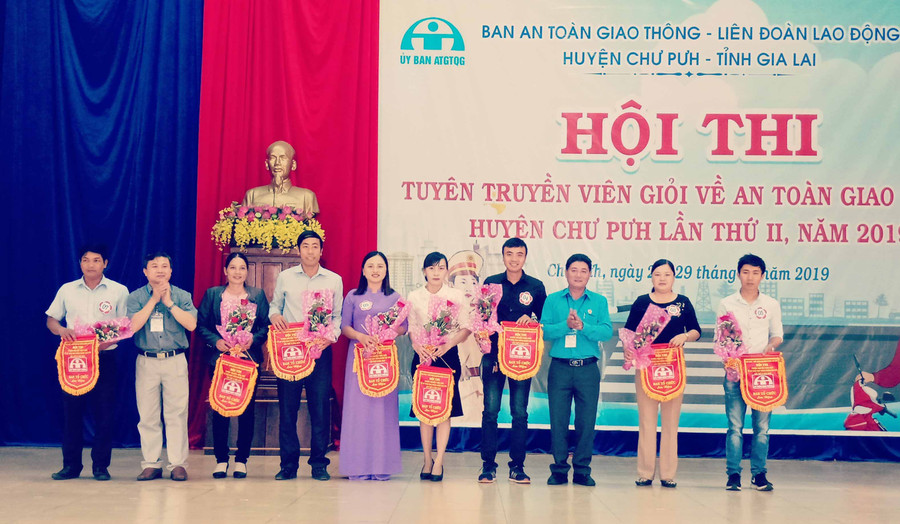  Trao cờ lưu niệm cho các đội thi tại hôi thi tuyên truyền viên giỏi an toàn giao thông lần thứ 2 năm 2019. Ảnh: Anh Thư 