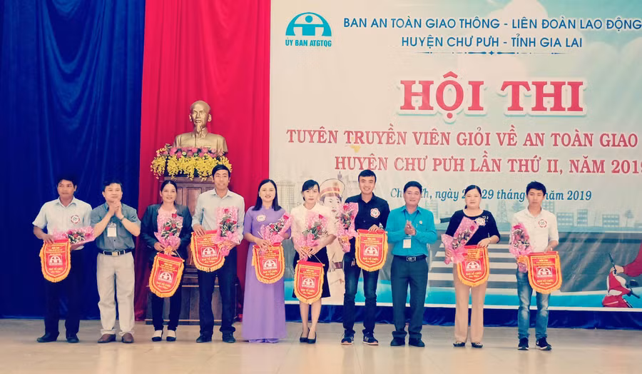  Trao cờ lưu niệm cho các đội thi tại hôi thi tuyên truyền viên giỏi an toàn giao thông lần thứ 2 năm 2019. Ảnh: Anh Thư 