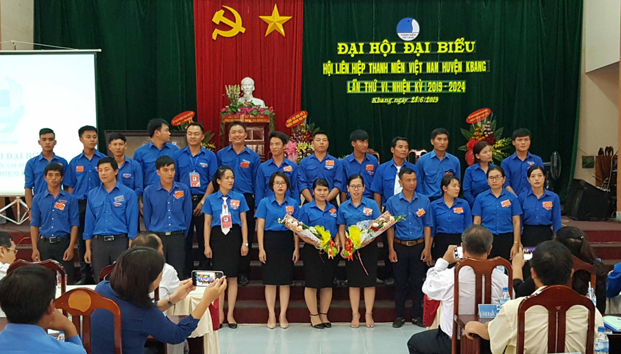 Ủy ban Hội LHTN huyện Kbang khóa VI ra mắt. Ảnh: Hà Đức Thành