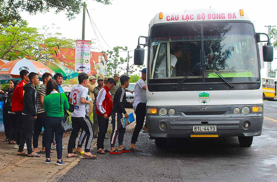 Các thí sinh lên xe ra về sau khi hoàn tất Kỳ thi THPT Quốc gia. Ảnh: Hồng Thi Các thí sinh lên xe ra về sau khi hoàn tất Kỳ thi THPT Quốc gia. Ảnh: Hồng Thi