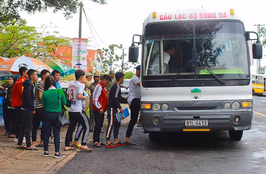 Các thí sinh lên xe ra về sau khi hoàn tất Kỳ thi THPT Quốc gia. Ảnh: Hồng Thi