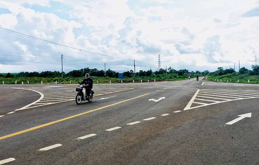  Hệ thống vạch sơn kênh hóa dòng xe đã định hướng cho người điều khiển phương tiện lưu thông thuận lợi, an toàn hơn. Ảnh: L.H