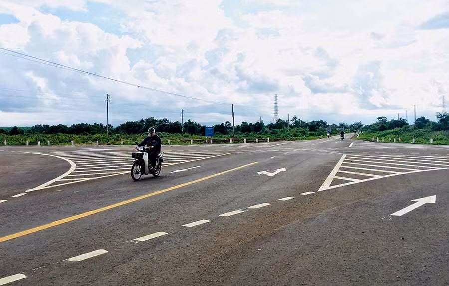  Hệ thống vạch sơn kênh hóa dòng xe đã định hướng cho người điều khiển phương tiện lưu thông thuận lợi, an toàn hơn. Ảnh: L.H