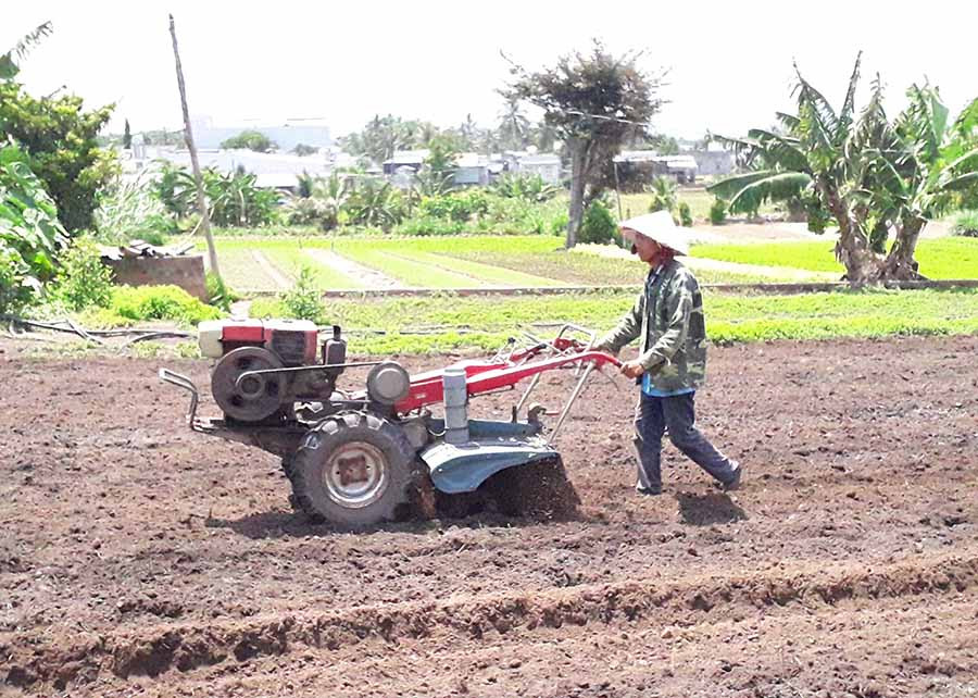  Người dân chuẩn bị đất để sản xuất vụ mùa. Ảnh: L.N