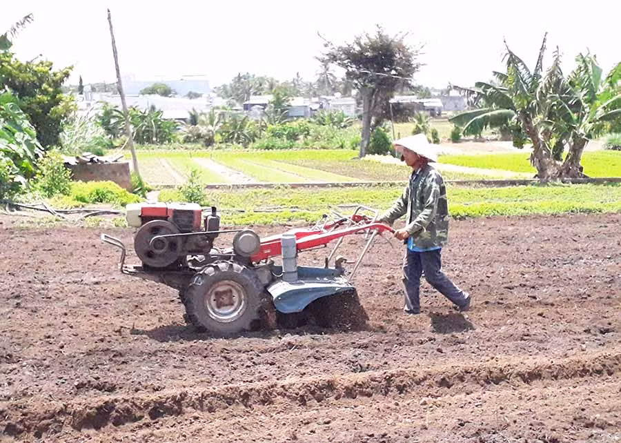  Người dân chuẩn bị đất để sản xuất vụ mùa. Ảnh: L.N