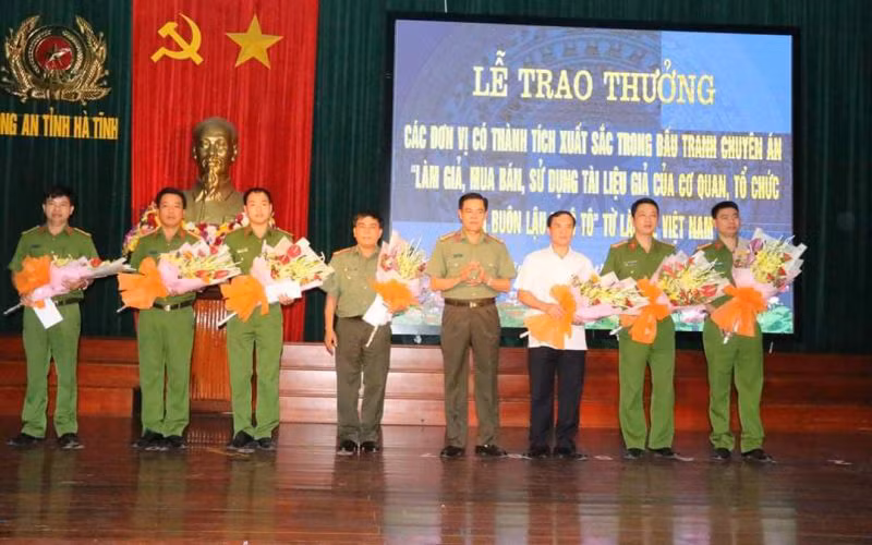 Ban Giám đốc Công an tỉnh Hà Tĩnh khen thưởng những đơn vị trực tiếp tham gia đánh án.