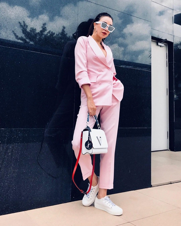 Trà Ngọc Hằng mix tông hồng trắng nhẹ nhàng cho bộ suit kiểu dáng thanh lịch đi cùng giầy đế bệt, túi hiệu tiệp sắc màu. Trà Ngọc Hằng mix tông hồng trắng nhẹ nhàng cho bộ suit kiểu dáng thanh lịch đi cùng giầy đế bệt, túi hiệu tiệp sắc màu.