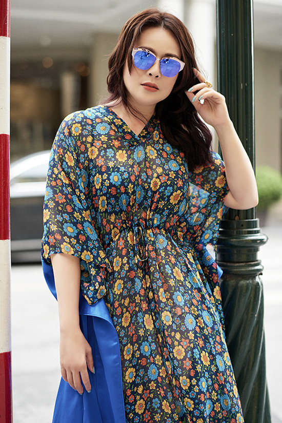 Trang phục tông màu tươi sáng không chỉ giúp phái đẹp tôn da mà còn khiến họ trẻ trung hơn. Tuy nhiên người đẹp U50 cũng khéo léo chắt lọc để tránh quá loè loẹt khi diện váy hoa.