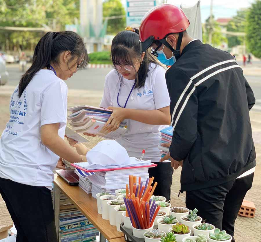  Nhiều bạn trẻ tham gia chương trình “Đổi sách lấy cây”. Ảnh: M.C