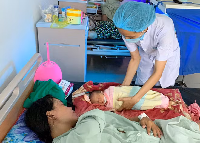 Hai mẹ con đang được tiếp tục theo dõi sức khỏe tại bệnh viện. Ảnh do bệnh viện cung cấp.