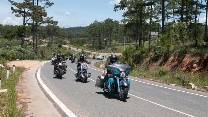 Nửa cuối tháng 5 vừa qua, đoàn môtô gần 50 chiếc đến từ các thương hiệu Harley-Davidson, Triumph, Royal Enfield có dịp hội tụ tại Sài Gòn trong ngày hội Biker Weekend 2019. Đích đến của những người mê môtô phân khối lớn là thành phố biển Nha Trang và Đà Lạt là điểm giữa của hành trình khoảng 1.000 km.