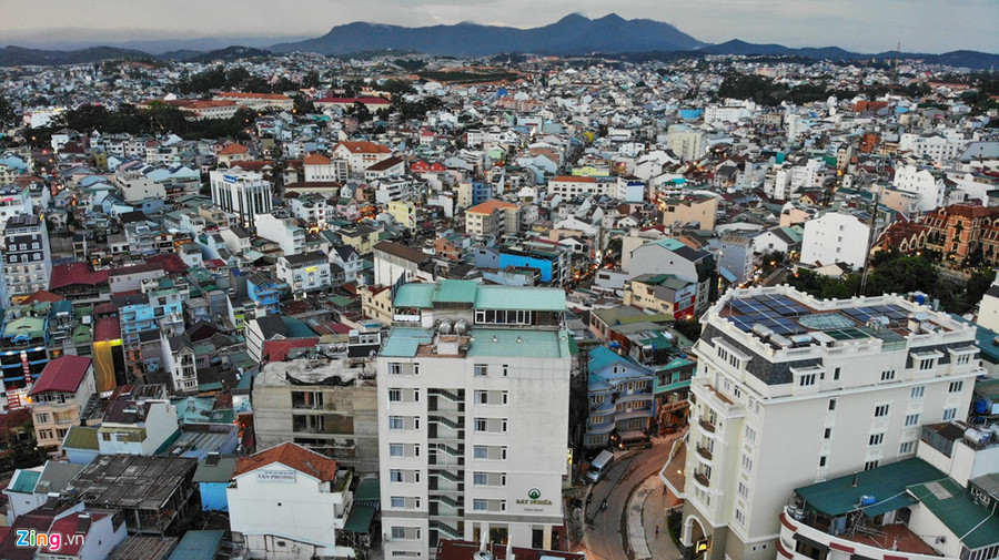 Nếu không tính các rừng phòng hộ ở khu vực ngoại ô như đèo Prenn, đèo Tà Nung… thì có thể nói Đà Lạt đã không còn mảng xanh. Nếu không tính các rừng phòng hộ ở khu vực ngoại ô như đèo Prenn, đèo Tà Nung… thì có thể nói Đà Lạt đã không còn mảng xanh.