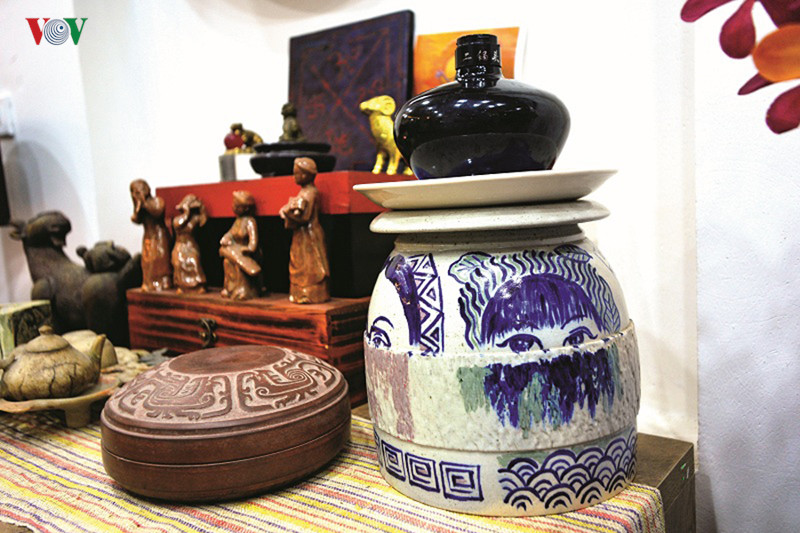 Rất nhiều đồ mỹ nghệ với nhiều chất liệu như gốm, đá, gỗ… được chủ nhân sưu tầm qua nhiều năm Rất nhiều đồ mỹ nghệ với nhiều chất liệu như gốm, đá, gỗ… được chủ nhân sưu tầm qua nhiều năm