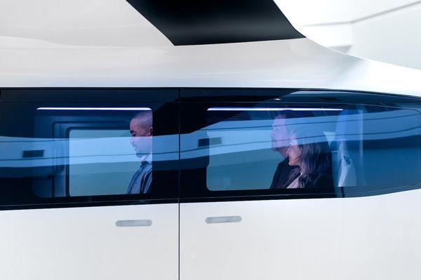 Buồng lái mang hơi hướng tương lai. 