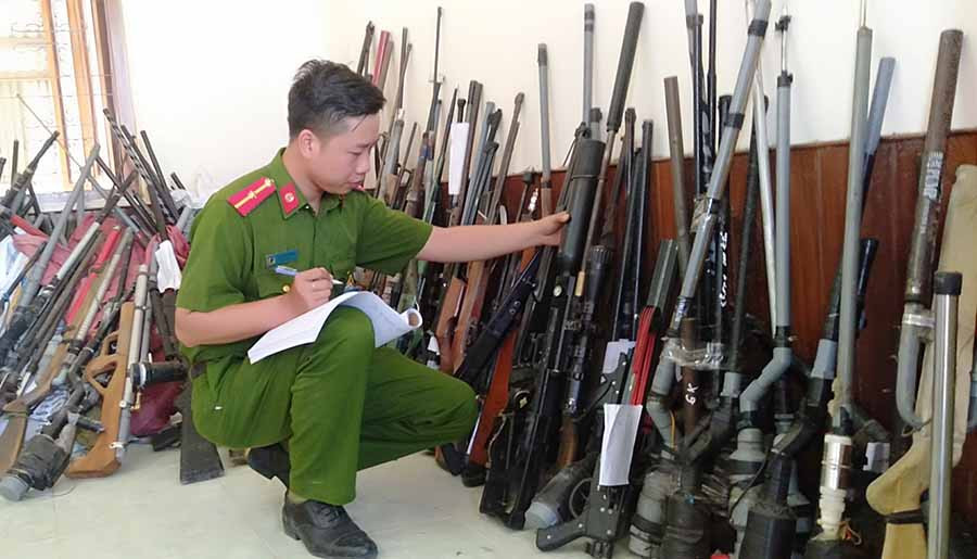 Cán bộ Công an huyện Kbang kiểm đếm các loại vũ khí người dân giao nộp. Ảnh: L.A  Cán bộ Công an huyện Kbang kiểm đếm các loại vũ khí người dân giao nộp. Ảnh: L.A