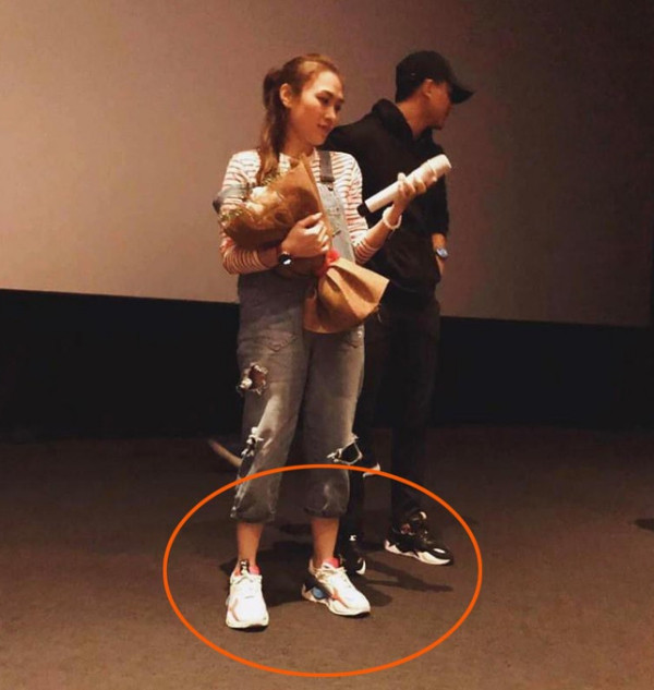 Mỹ Tâm - Mai Tài Phến còn sử dụng hai đôi giày cùng mẫu. Đây cũng là lý do các fan nghi ngờ chuyện 'phim giả tình thật'. Mỹ Tâm - Mai Tài Phến còn sử dụng hai đôi giày cùng mẫu. Đây cũng là lý do các fan nghi ngờ chuyện 'phim giả tình thật'.