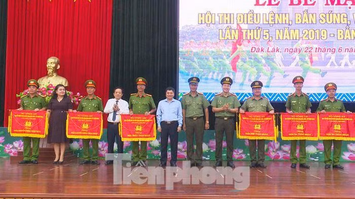 Lãnh đạo tỉnh Đắk Lắk trao cờ, khen thưởng các đơn vị toàn đoàn