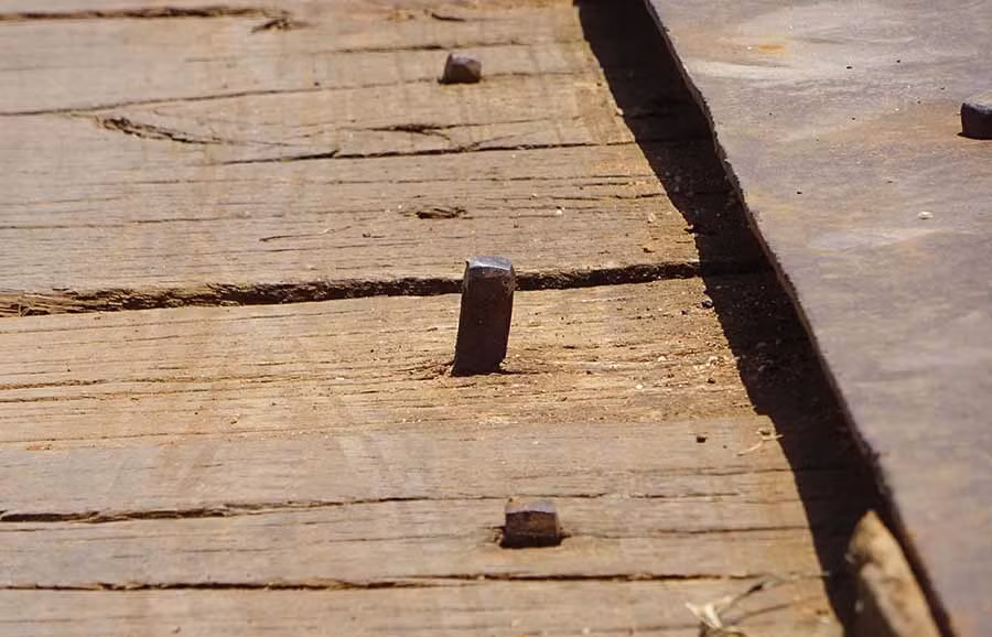 Chiếc đinh sắt to trồi lên như bẫy người đi đường.