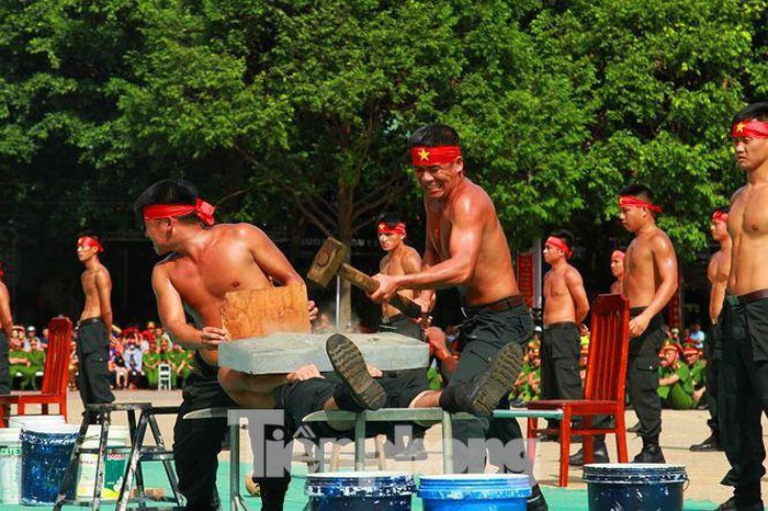 Những pha biểu diễn võ thuật xuất sắc của các chiến sĩ Cảnh sát lực lượng Cơ động và Đặc nhiệm đã để lại ấn tượng đẹp trong lòng công chúng