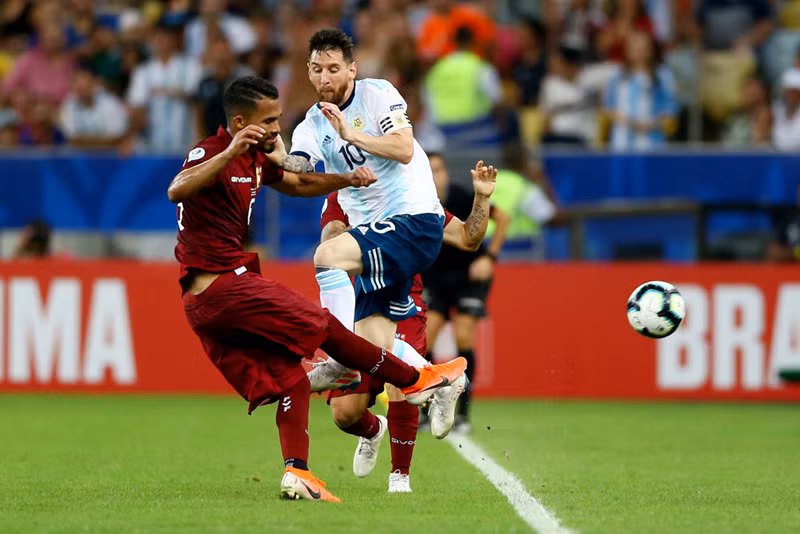 Chưa cần sự tỏa sáng của Messi, Argentina vẫn có vé vào bán kết Copa America. (Ảnh: Getty)