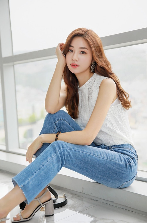 Phái đẹp hoàn toàn có thể diện áo không tay đi làm nếu biết cách.