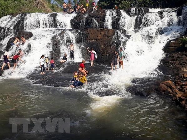  Một góc thác Năm Tầng vào mỗi dịp lễ, tết. (Ảnh: TTXVN/phát)