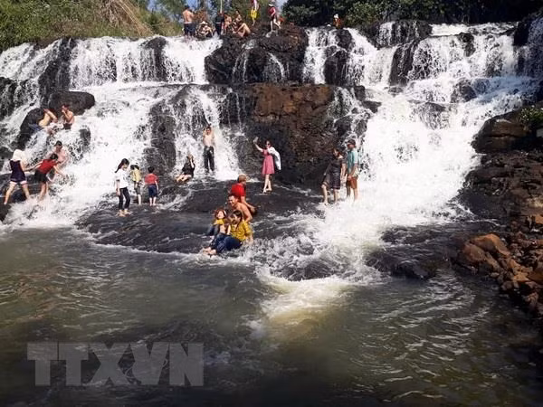  Một góc thác Năm Tầng vào mỗi dịp lễ, tết. (Ảnh: TTXVN/phát)