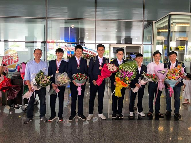 Trần Ngọc Khánh trở về sau kỳ thi với tấm huy chương đồng Trần Ngọc Khánh trở về sau kỳ thi với tấm huy chương đồng