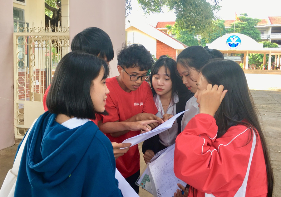 Các thí sinh tại Gia Lai thảo luận với nhau sau khi kết thúc môn Toán chiều nay. Ảnh: Q.T