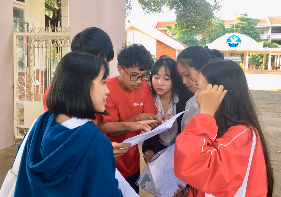 Các thí sinh tại Gia Lai thảo luận với nhau sau khi kết thúc môn Toán chiều nay. Ảnh: Q.T