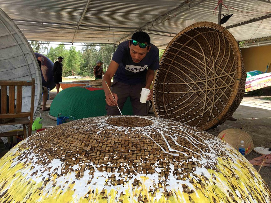 Những tác phẩm hội họa nhiều màu sắc, độc đáo được các họa sỹ thể hiện trên những chiếc thuyền thúng  Những tác phẩm hội họa nhiều màu sắc, độc đáo được các họa sỹ thể hiện trên những chiếc thuyền thúng