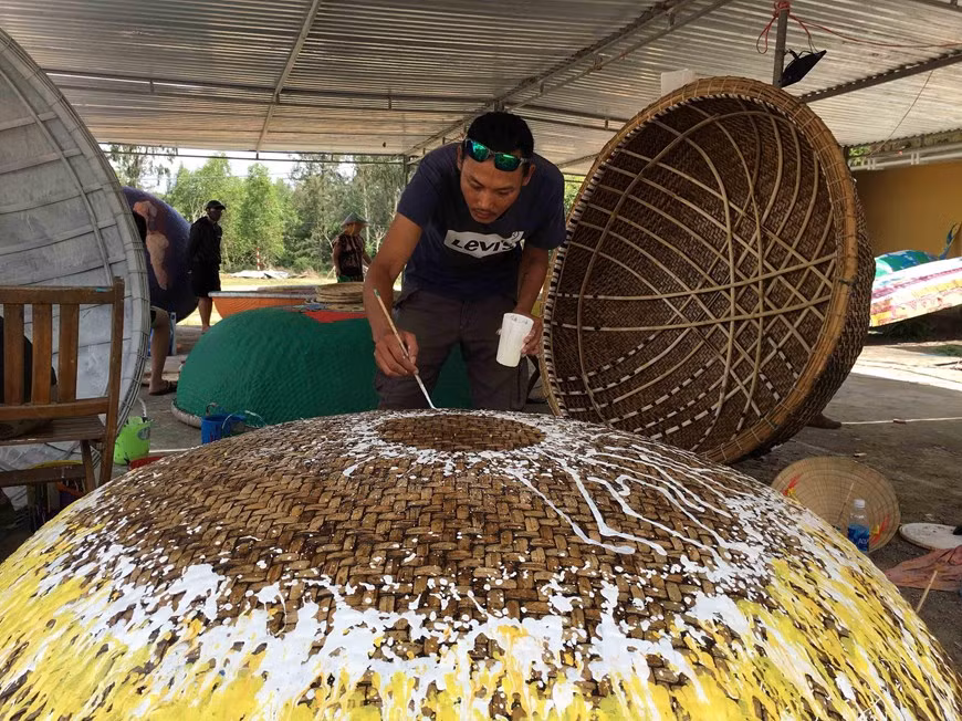 Những tác phẩm hội họa nhiều màu sắc, độc đáo được các họa sỹ thể hiện trên những chiếc thuyền thúng Những tác phẩm hội họa nhiều màu sắc, độc đáo được các họa sỹ thể hiện trên những chiếc thuyền thúng