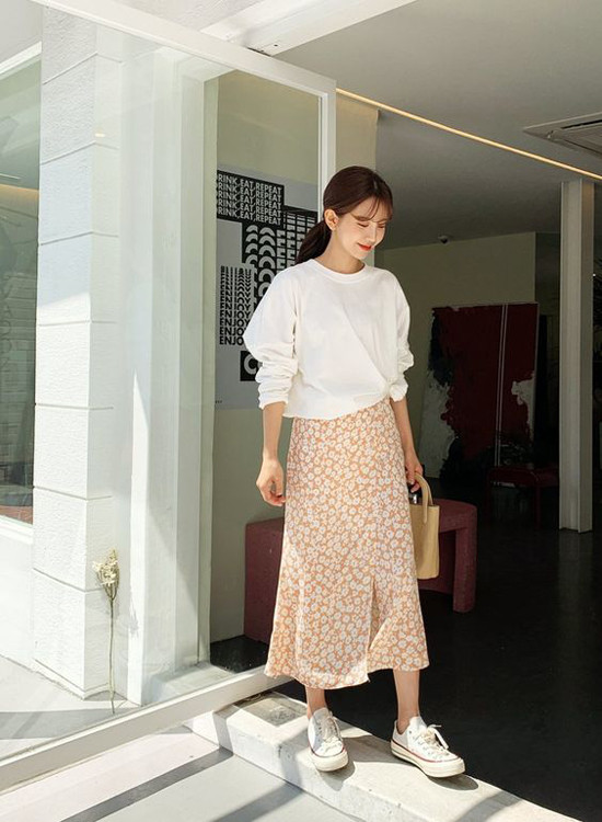  Ngoài chân váy trắng, chất liệu vải in hoa, họa tiết kẻ sọc ca rô cũng được nhiều nhà mốt đưa vào các bộ sưu tập mới.