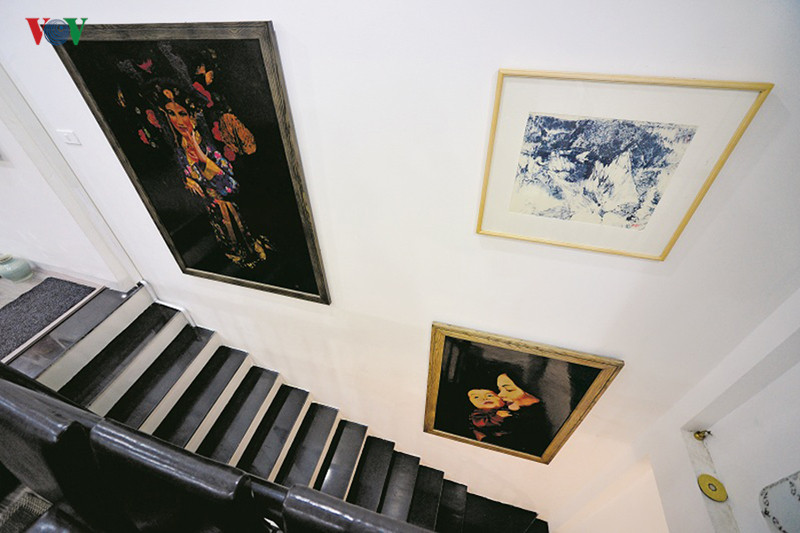 Ở lối cầu thang cũng là nơi treo tranh. Các bức tranh được thể hiện với nhiều nội dụng và nhiều chất liệu. Ở lối cầu thang cũng là nơi treo tranh. Các bức tranh được thể hiện với nhiều nội dụng và nhiều chất liệu.