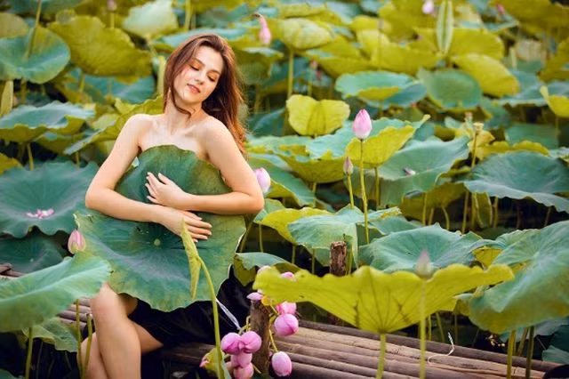  Chia sẻ về bộ ảnh, 9x cho biết đây là bộ ảnh rất tình cờ khi cả mẫu và thợ chụp ảnh đều không quen biết nhau và có kế hoạch chụp ảnh từ trước.